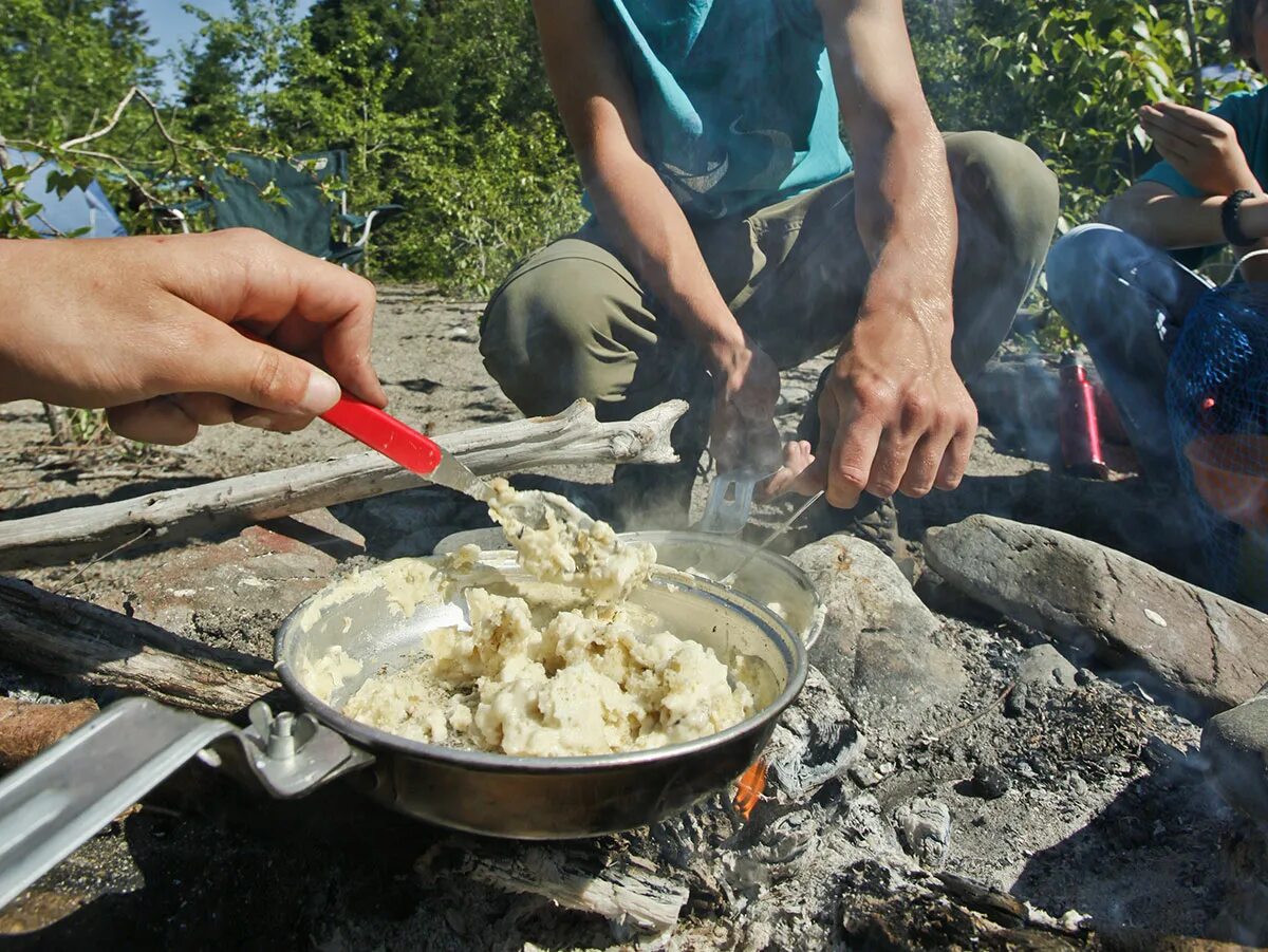 Campfire cooking. Походная еда. Camping and cooking. Еда на костре. Кухня в палаточном лагере.