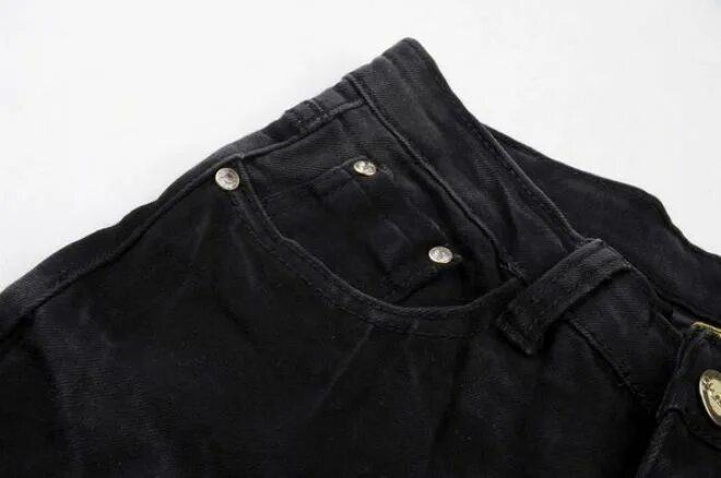 На чёрных джинсах белые полосы после стирки. Черные джинсы после стирки. Черная джинса. Выцветшая черная одежда.