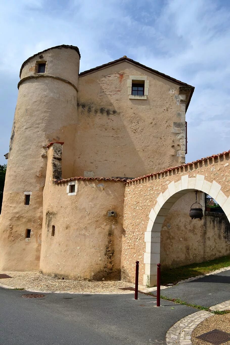 Village крепость. Перигор Греция. Старый замок. Дом у монастыря. Деревня крепость.