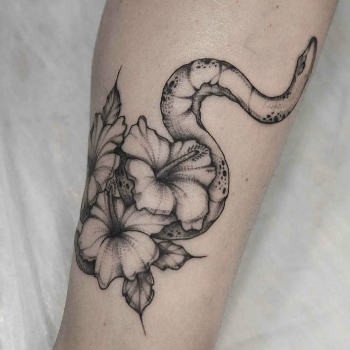 Татуировки женские на руке. Тату на руке для девушек зм. Тату змеи. Тату на руку девушке змея с цветами. Эскизы тату змей для девушек.