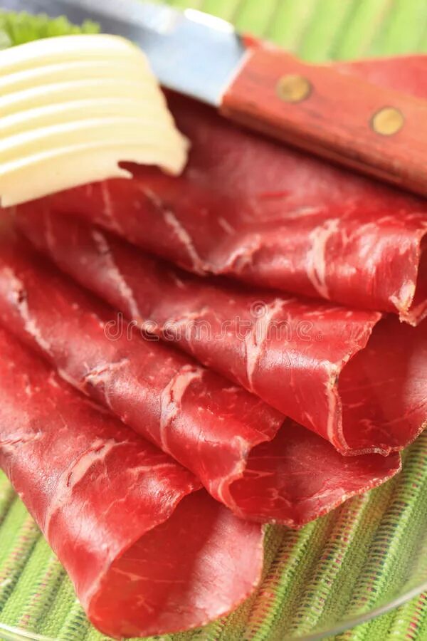 Нарезанное мясо как называется. Мясо ломтиками. тонко нарезанное мясо. мясо вяленое нарезанные тонкими ломтиками. вяленое мясо нарезка.
