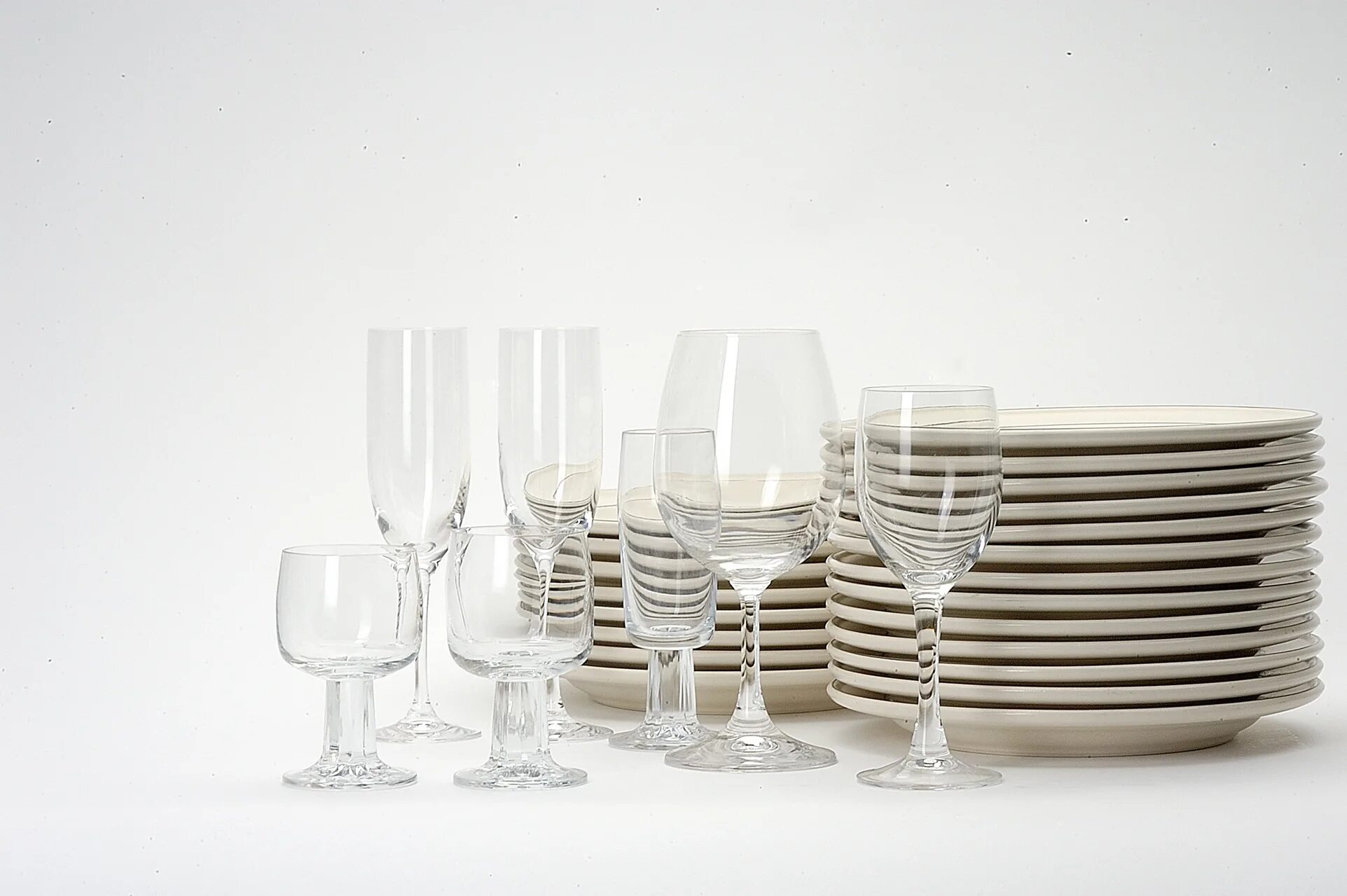 Пластиковая посуда многоразовая. Набор посуды для детей. Тарелка стакан посуда. Красивая посуда. Современная посуда для ресторанов.