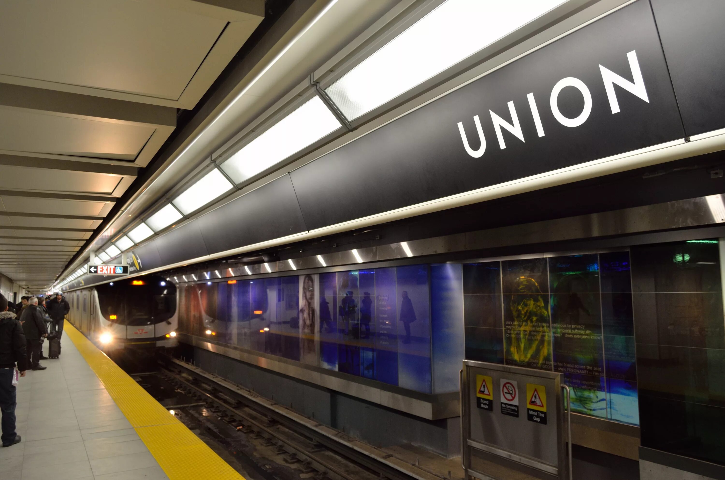 Включи станцию поп. Юнион-Стейшн (станция метро). Станция Юнион Торонто. Metro Station Toronto. Метрополитен Торонто Toronto Subway станции.