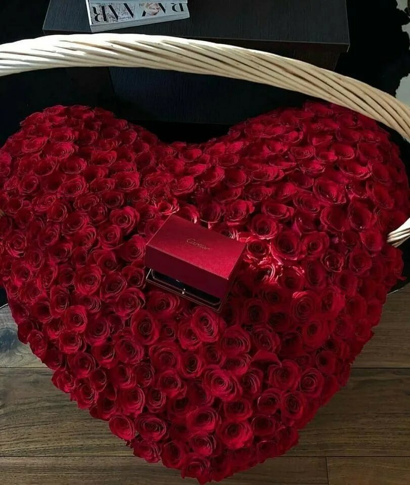 коробка с цветами и сладостями. подарок девушке. какой самый красивый подарок. букет шикарный. шикарный подарок девушке.