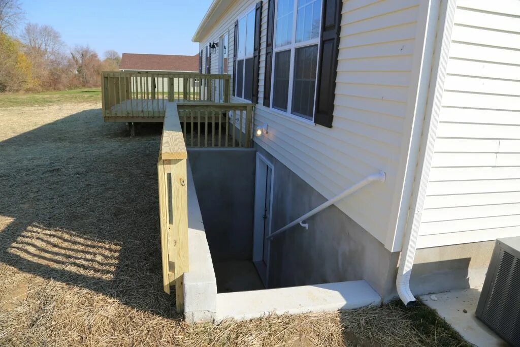 Веранда с погребом. Наружная лестница в подвал. Погреб под верандой в частном доме. Выход в подвал дома. Терраса с подвалом.