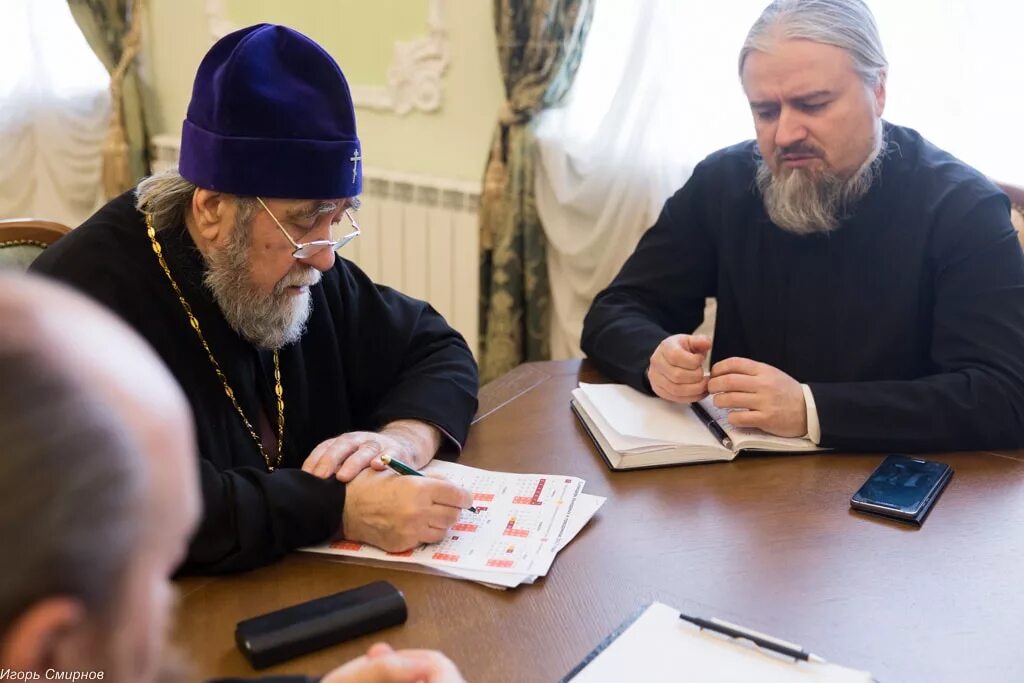 молитва в монастыре. почтение священника. михаил васильев священник. отец дмитрий лескин тольятти. чтец сретенский монастырь шевчук иван.