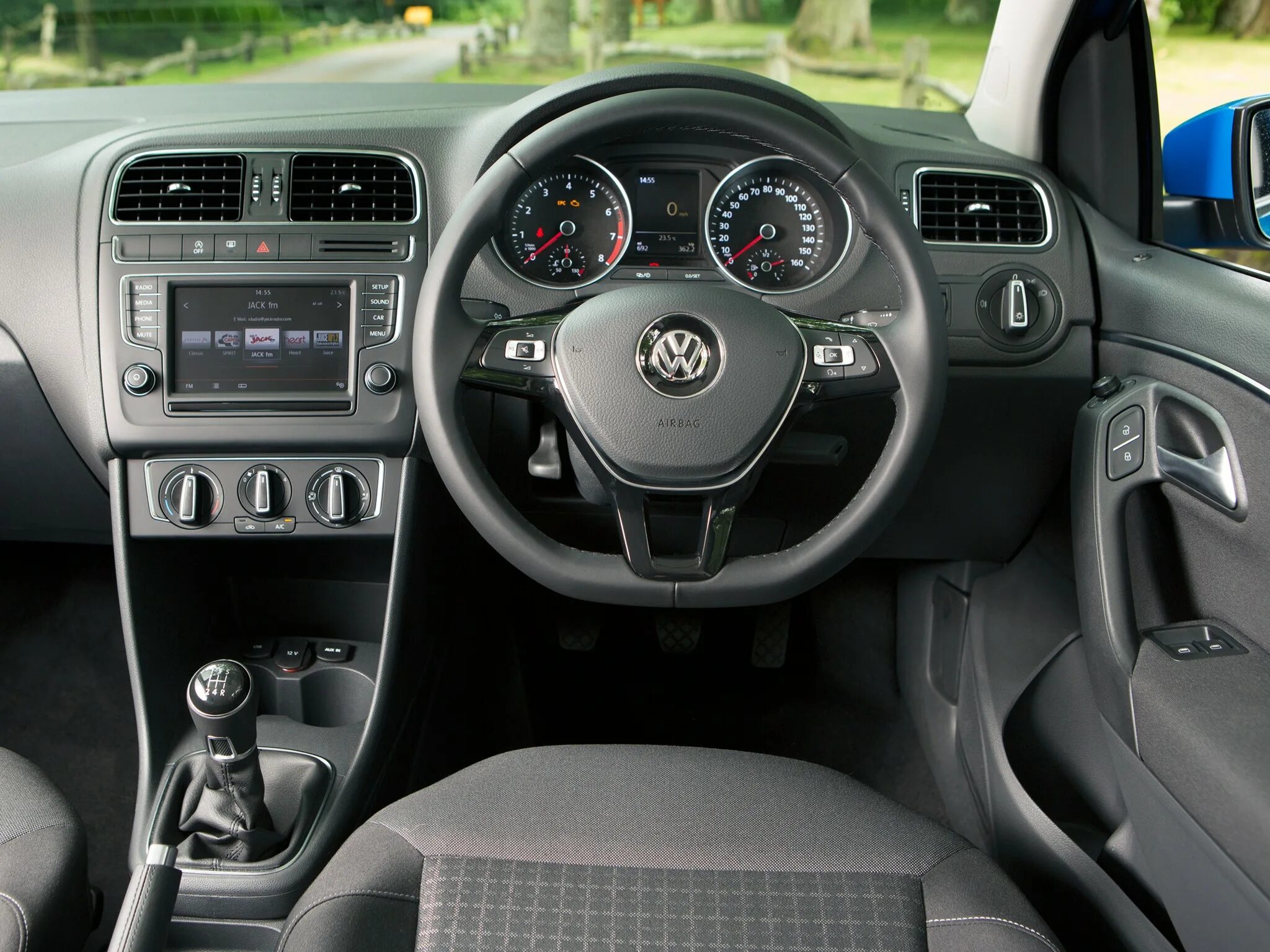 Поло интерьер. VW Polo Hatchback 3 Doors. Volkswagen Polo Interior 2015. Фольксваген поло 1.4 салон. VW Polo Hatchback Interior.