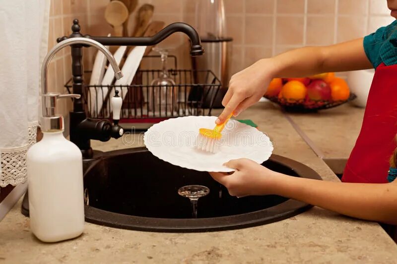 They do the washing up. Мытье посуды. Hands washing dishes. Почему американцы моют детей в раковине на кухне.