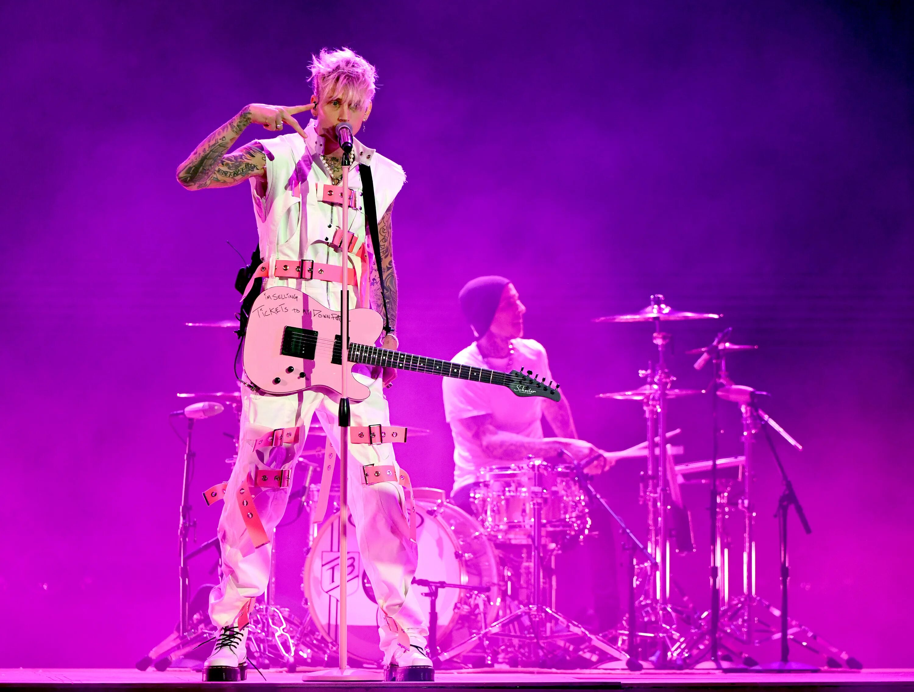 Mgk let me go. Machine gun kelly. mgk 2025. machine gun kelly сейчас. machine gun kelly фото.