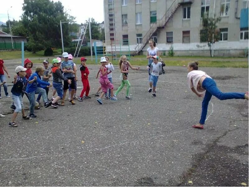 Вышибалы игра. Детские игры вышибалы. Вышибалы игры нашего двора. Выбивалы. Выбивалы.