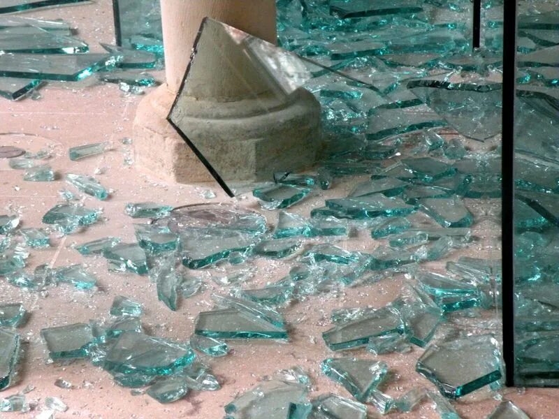 Broken on the floor. Сломанное стекло. Битые стекла. Разбивание стекла. Треснутое стекло.