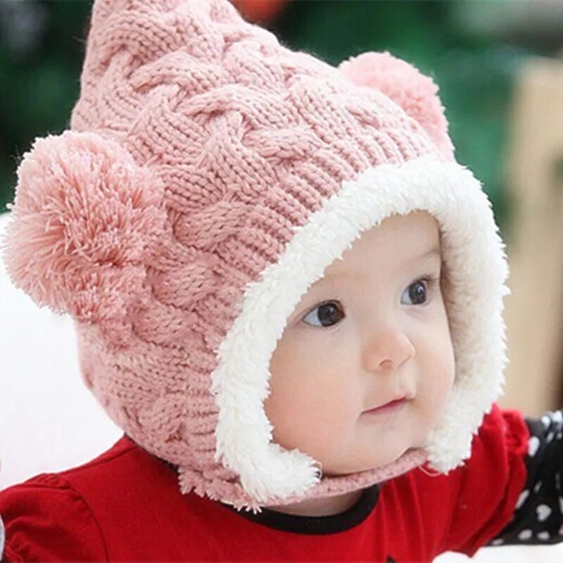 вязаные шапочки для девочек. шапка с двумя помпонами. детские вязаные шапки. шапочки для девочек тёплые спицами. вязаная зимняя шапка для девочки.