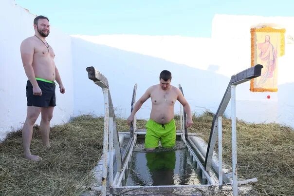 Крестины в церкви. Крещение в тобольске купание в проруби на. Рассказ о празднике крещения. Крещение три дня. Крещение доклад.