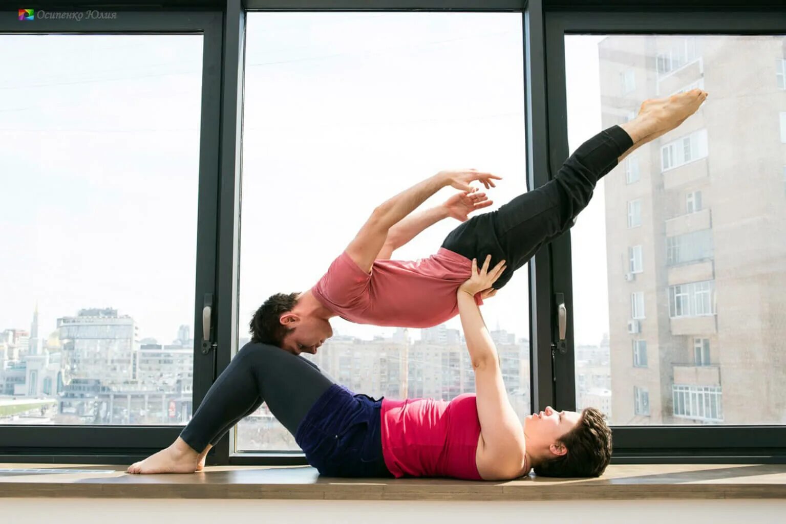 Элементы йоги для двоих. Элементы йоги для 2. Легкая йога для двоих. Упражнения для йоги для двоих.