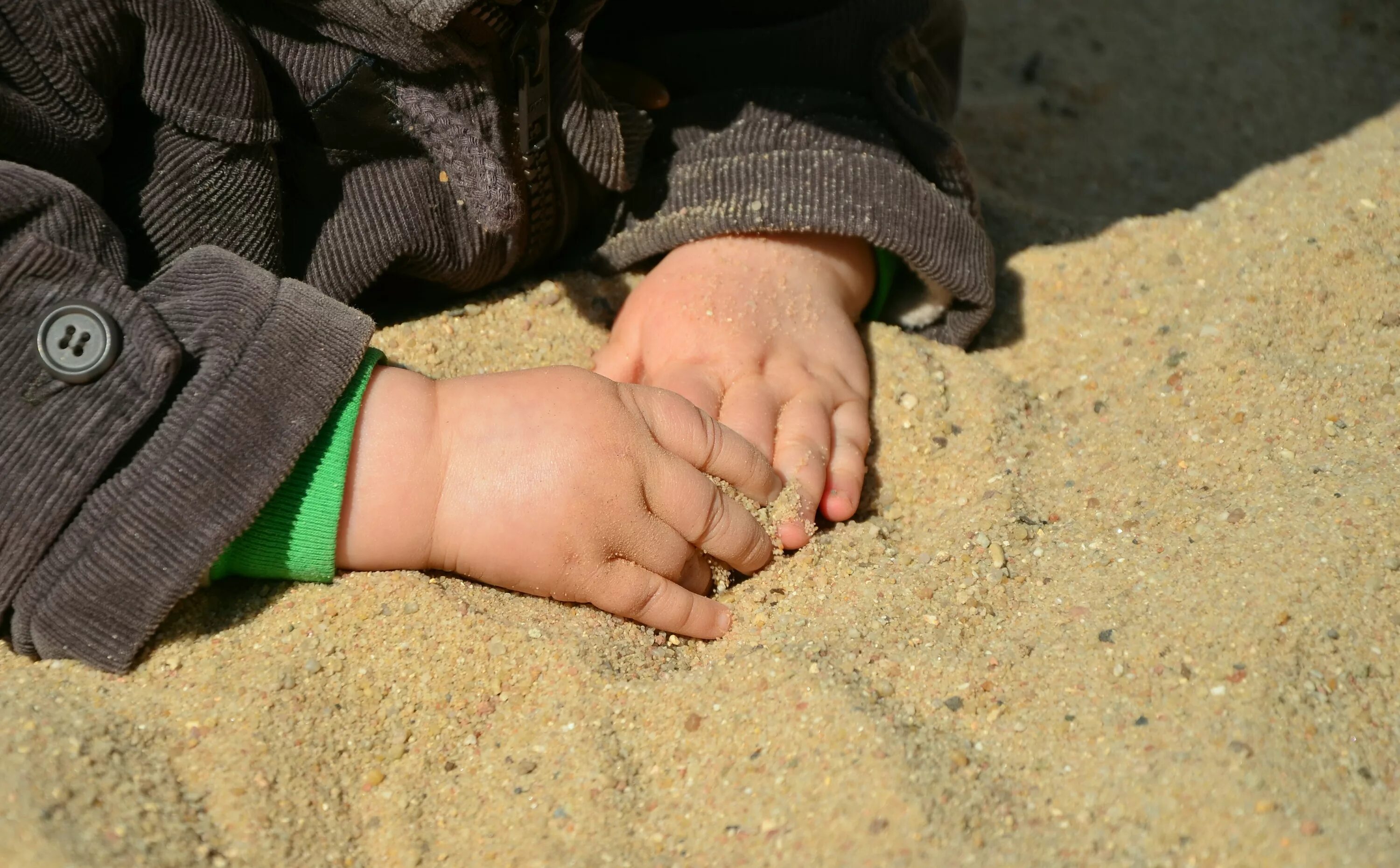 6 пальцев на руках у детей. Песок для детей. Детские ручки в песке. Песок в руках ребенка.