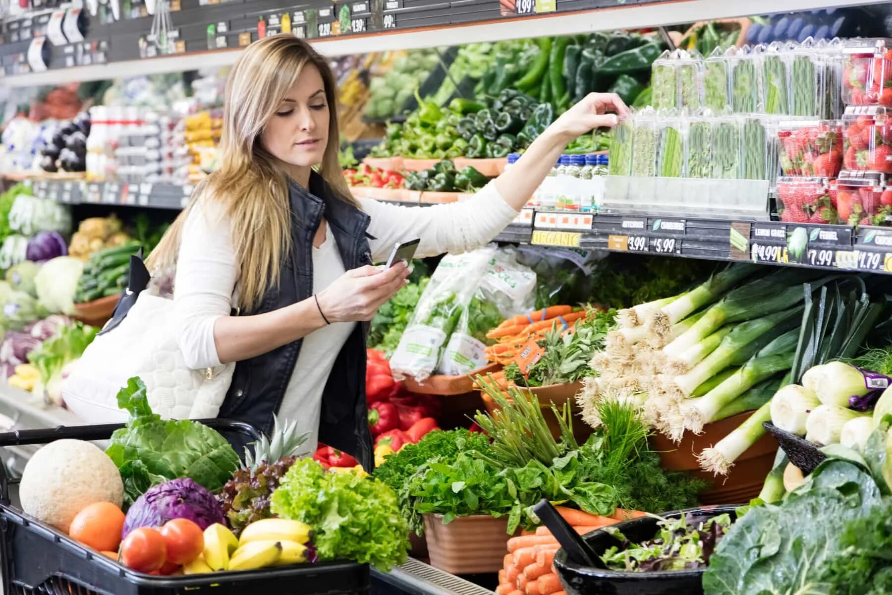 Средняя покупка в магазине. Продукты в супермаркете. Девушка на овощном рынке. Девушка в магазине продуктов. Женщина с продуктами.