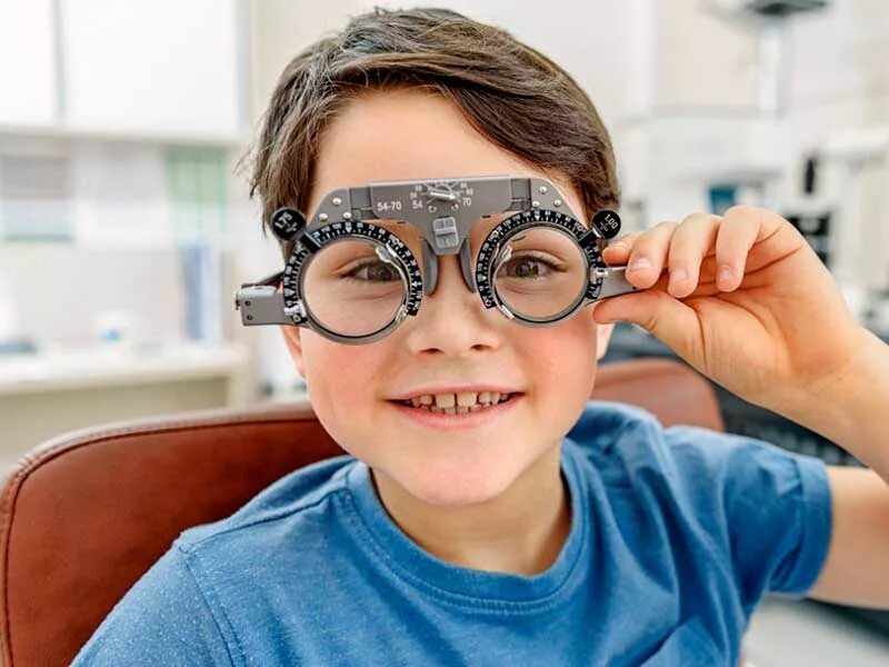 Нарушение зрения в 3. Детские очки для зрения. Стильные очки для детей для зрения. Оптика для детей. Очки для маленьких детей для зрения.