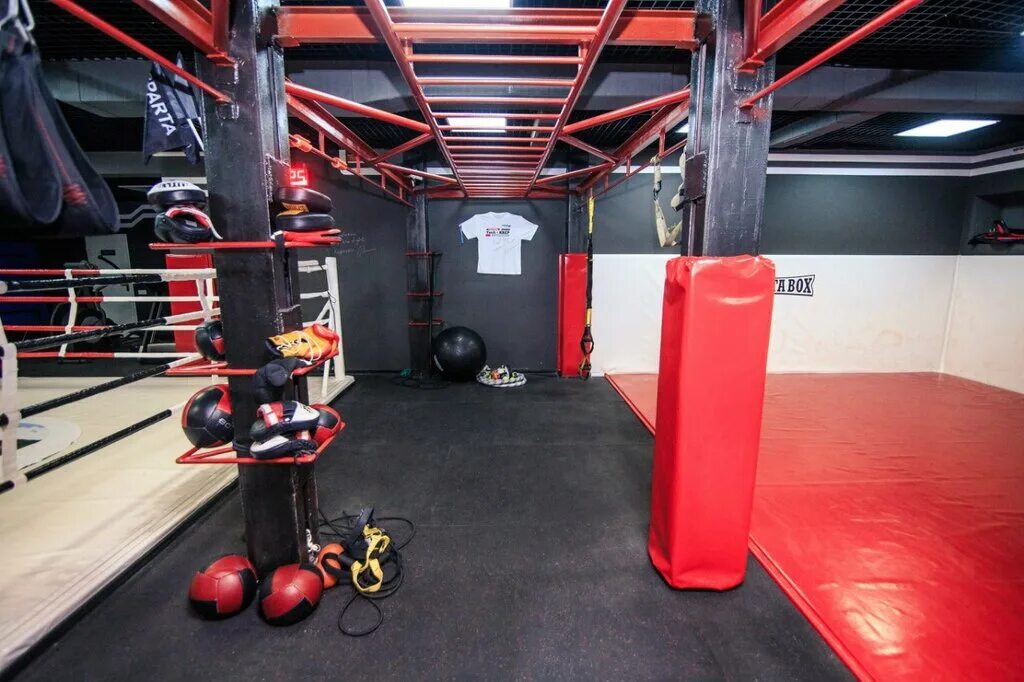 зал единоборств. стрелка уличные бои казань 2021. лучшие бойцовские клубы. бойцовский клуб ринг. спортзал бокс.