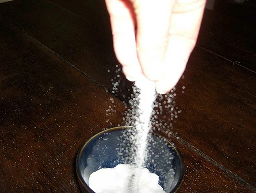 Посыпает солью. Соль в воздухе. Щепотка соли и сахара. Очищение солью. Для очистки солей используют