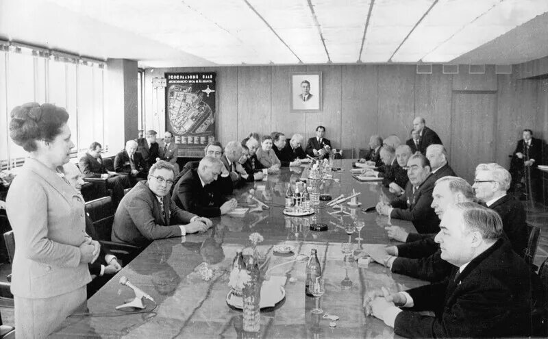 Стол брежневу. Брежнев на заводе зил 1976. столовая завода зил.