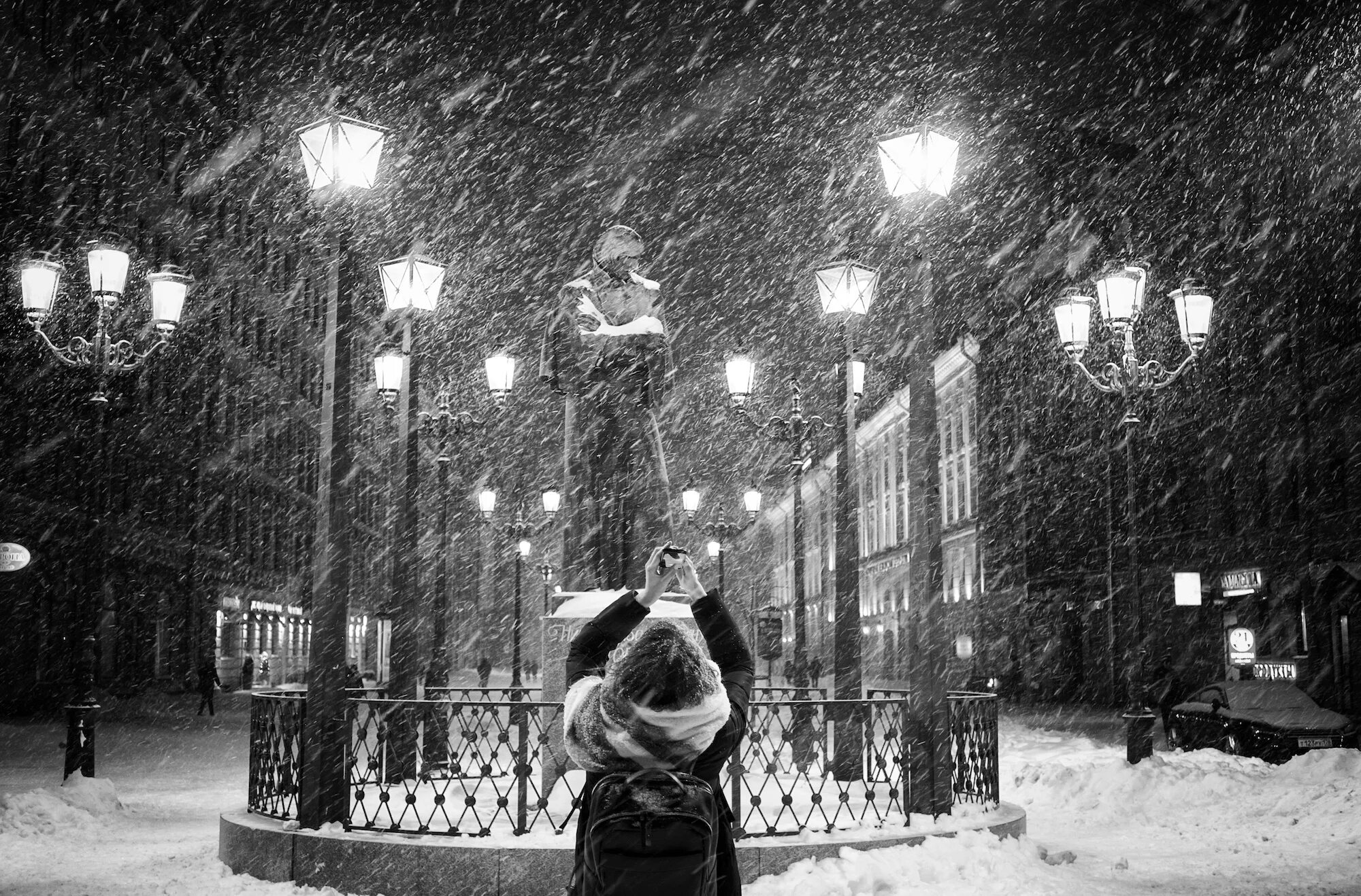 Уличный фотограф. Город улица первый снег. Снежная улица девушка ночью. Снег и ретро улица.