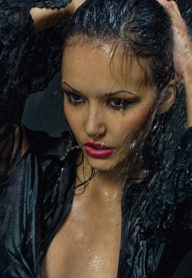 Брюнетка с мокрыми волосами. Девушка под дождем. Мокрая фотосессия. Красивая девушка под дождем.