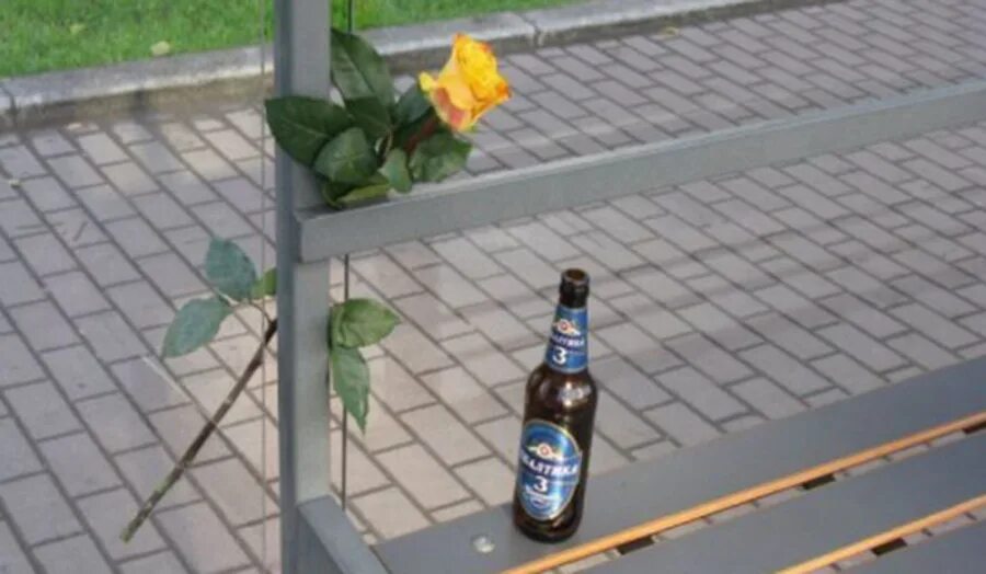 не пришла на свидание. девушка опаздывает на свидание. мультяшный рисунок человек ждет. коктейль прикол. зовут на свидание.