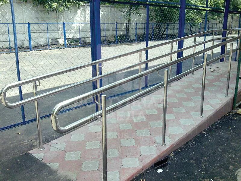 Перила нержавеющие инвалидов. Ограждение пандуса. поручни для пандуса. ограждение пандуса для инвалидов. ограждение пандусов из нержавейки.