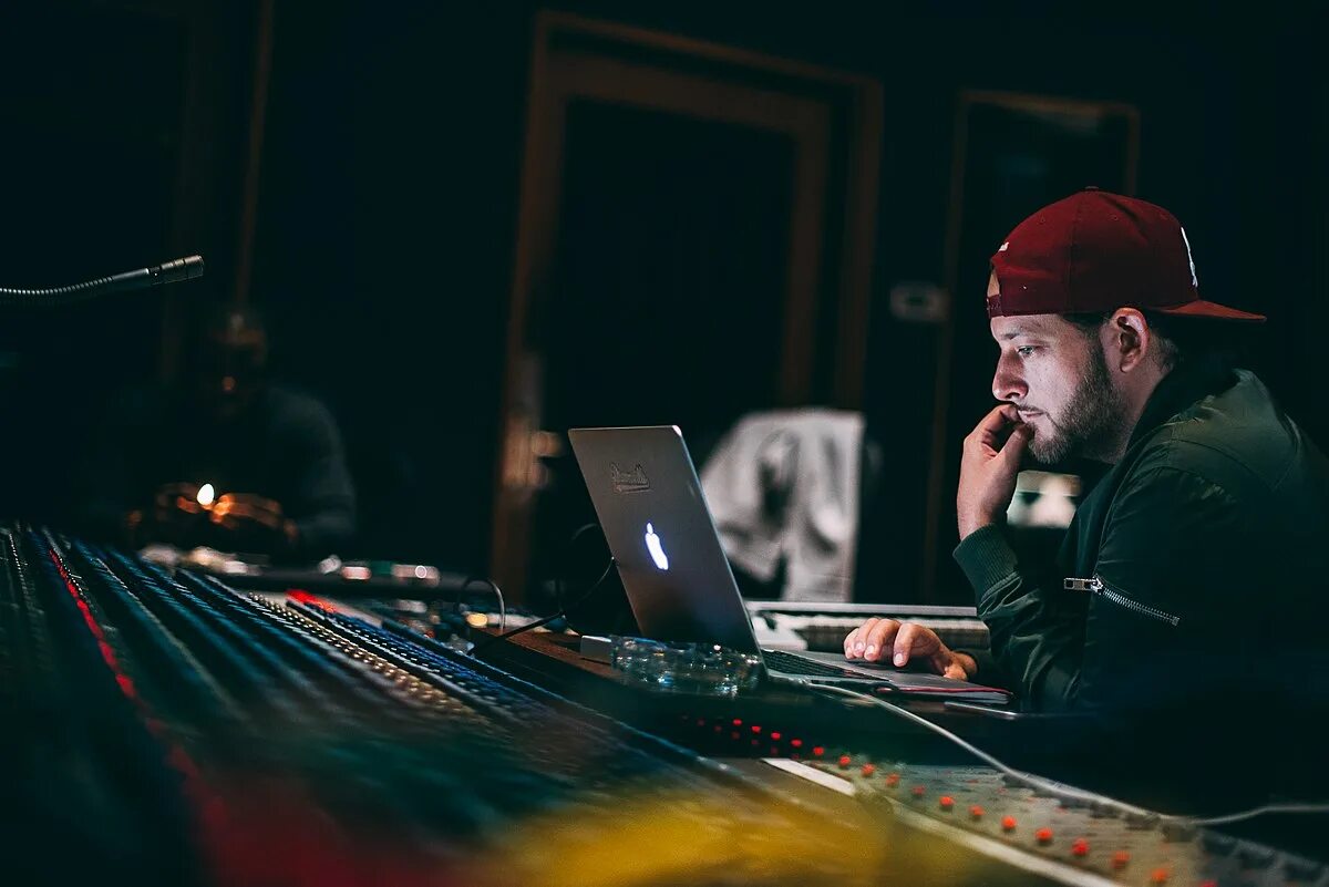 Recording producer. Музыкальный продюсер начинающий. музыкальный продюсер профессия. продюсеры the producers. продюсирование музыки.