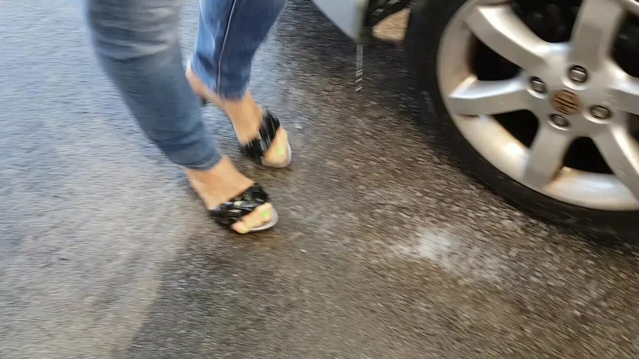 Ноги колесом у девушки. Одинаковые туфли и машины. Снег на улице. Шикарные ноги девушек машины. Пешеход девушка.