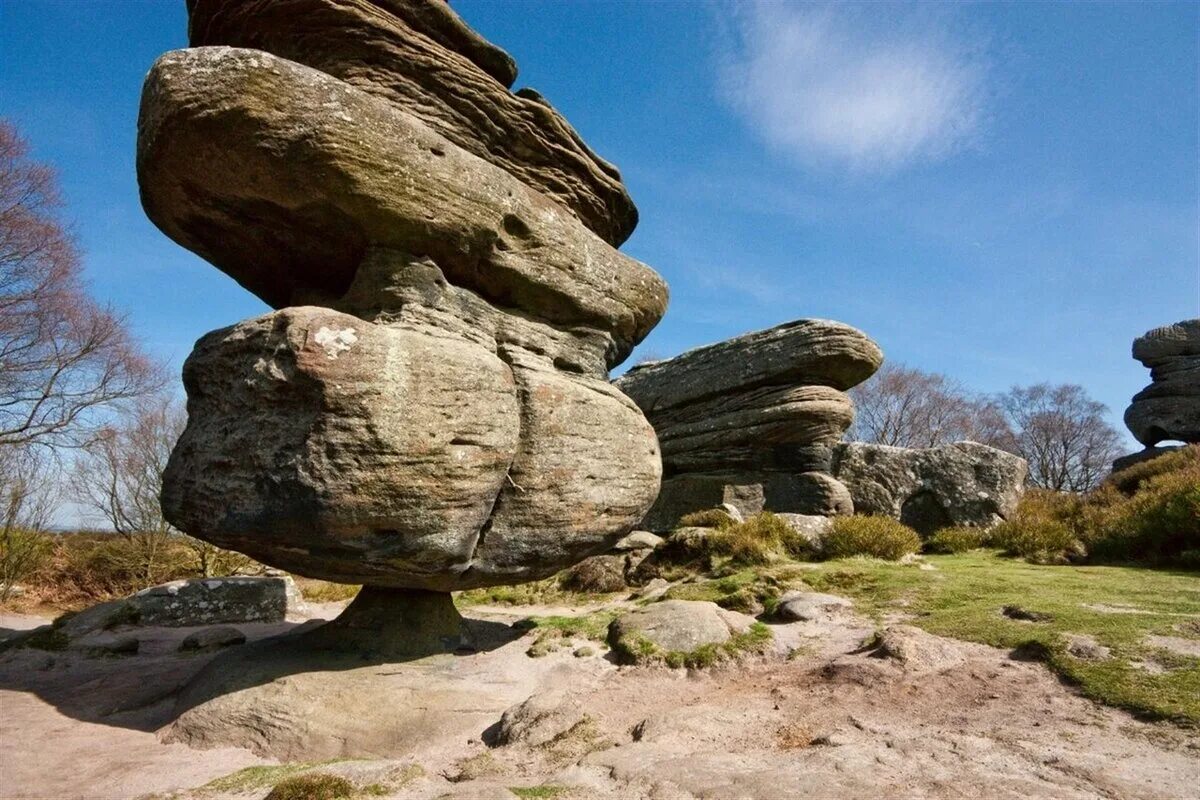 Скала-идол в Бримхэм Рокс. Скала идола в Англии. Балансирующий камень в Бримхэм Рокс. Бримхемские скалы, Северный Йоркшир, Англия.