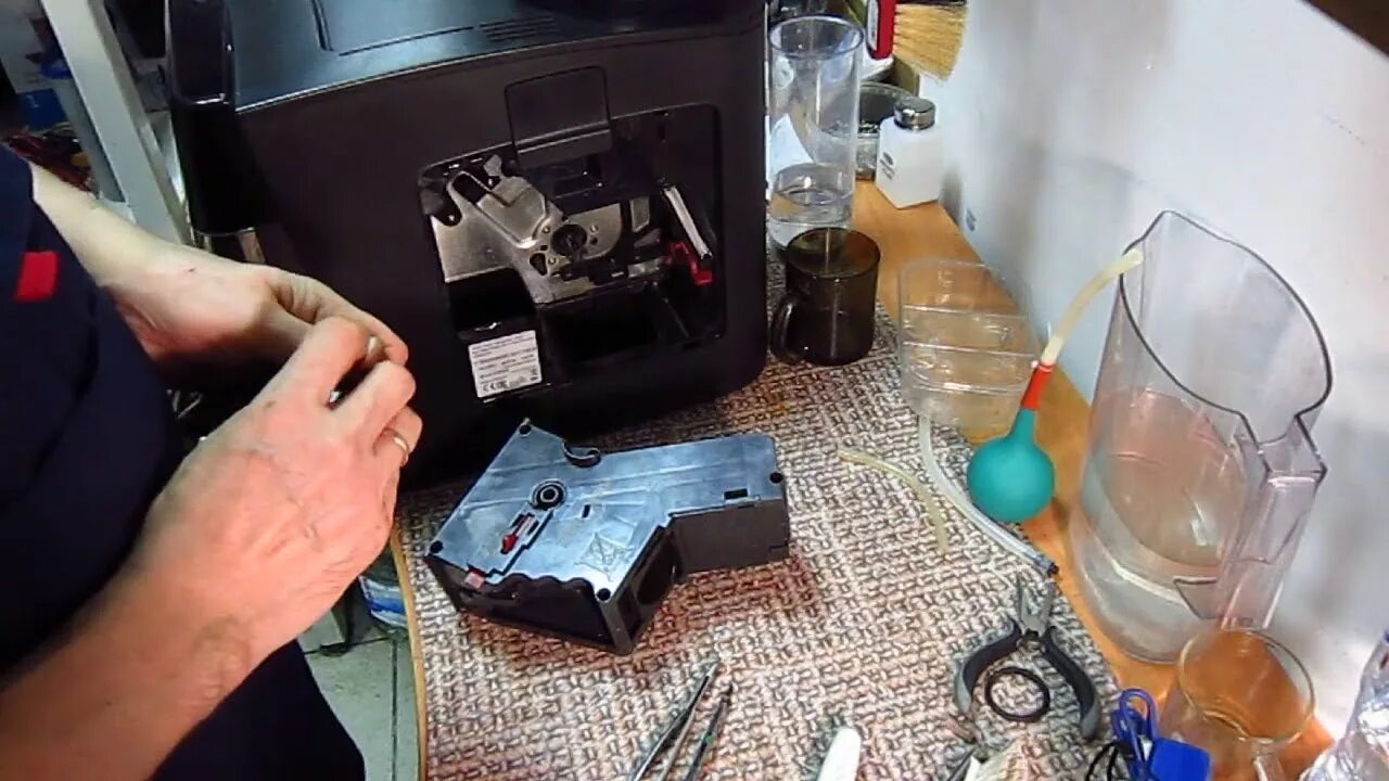 Кофемашина bosch b30 зу. Грязная кофеварка. Кофемашина delonghi magnifica 2200. Delonghi perfecta esam 5600 заварочный узел. Кофемашина saeco 3300w.