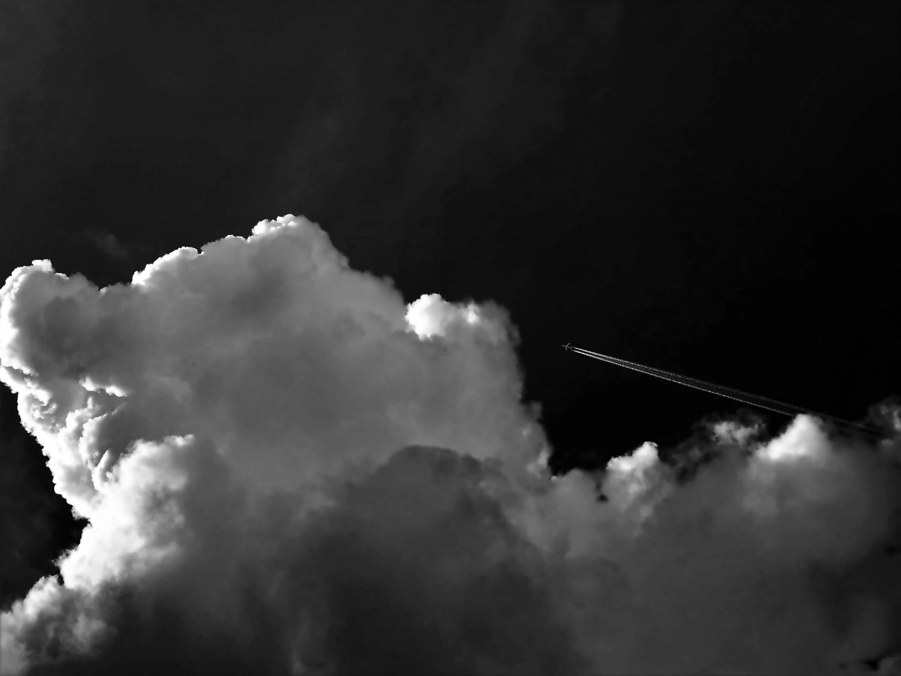 Черные тучи песня. Черные облака. Облака черно белые. Черно белое небо. Самолет в небе.