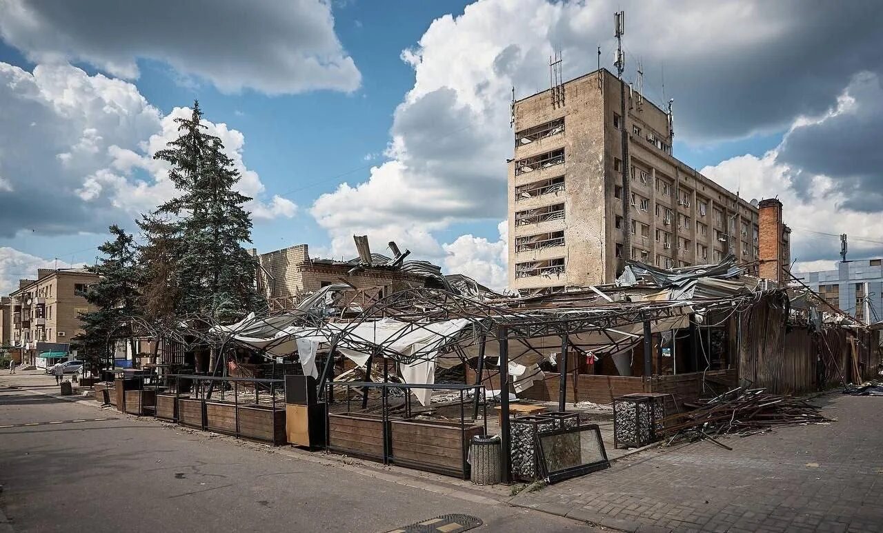 Обрушение зданий. Краматорск обстрел общежития. Разрушенные здания в украине. Краматорск 2023. Обстрел краматорска 2023.