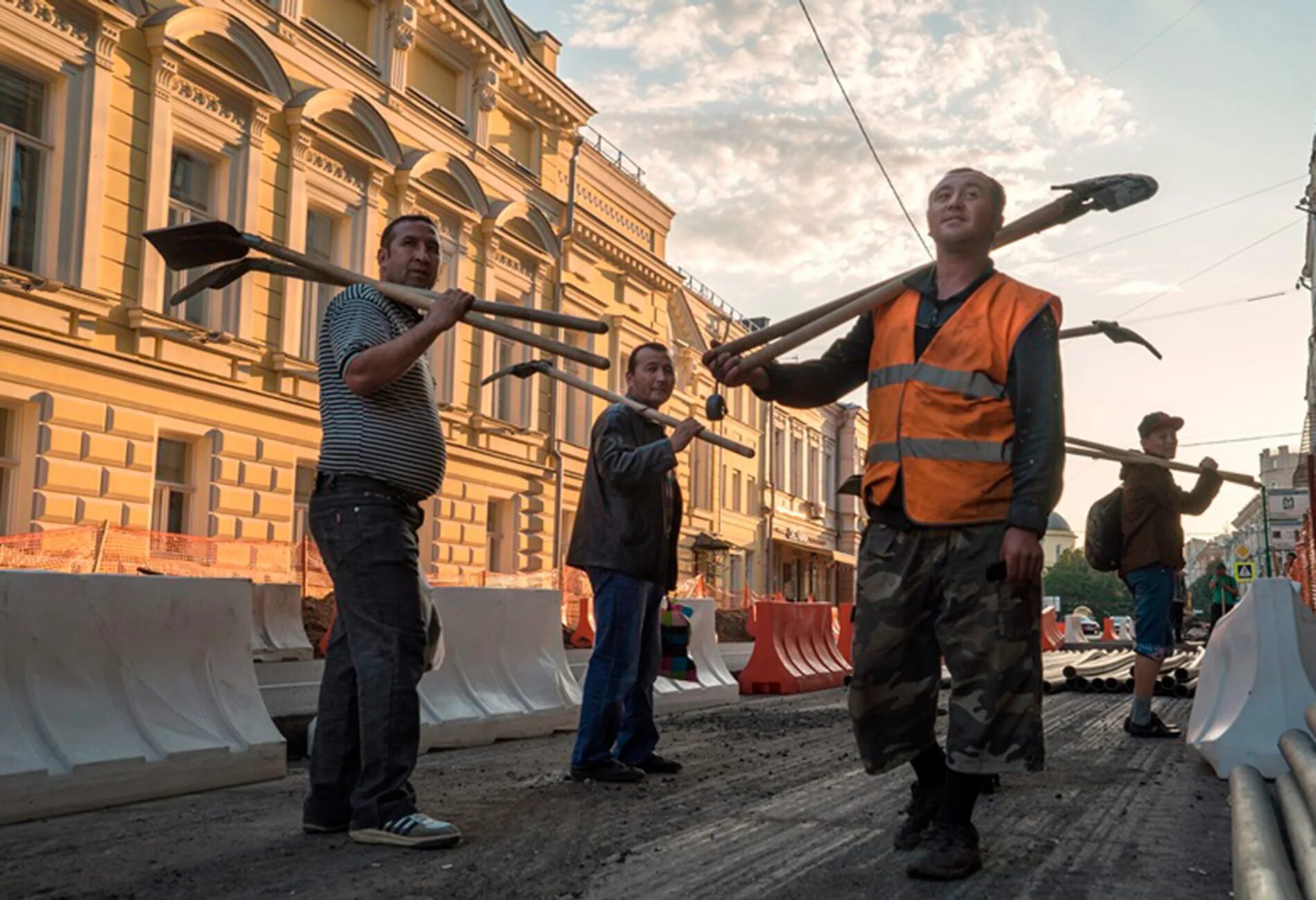 Таджикский рабочий. Трудовые мигранты в Москве. Гастарбайтеры в Москве. Гастарбайтеры в России. Эмигранты в Москве.