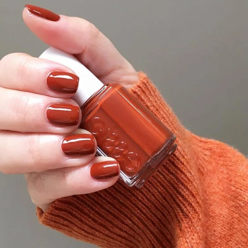 Палитра жидкими лаком для ногтей. Высохший лак. Ou лак для ногтей. Лайфхак как открыть лак для ногтей. Маникюр делают.