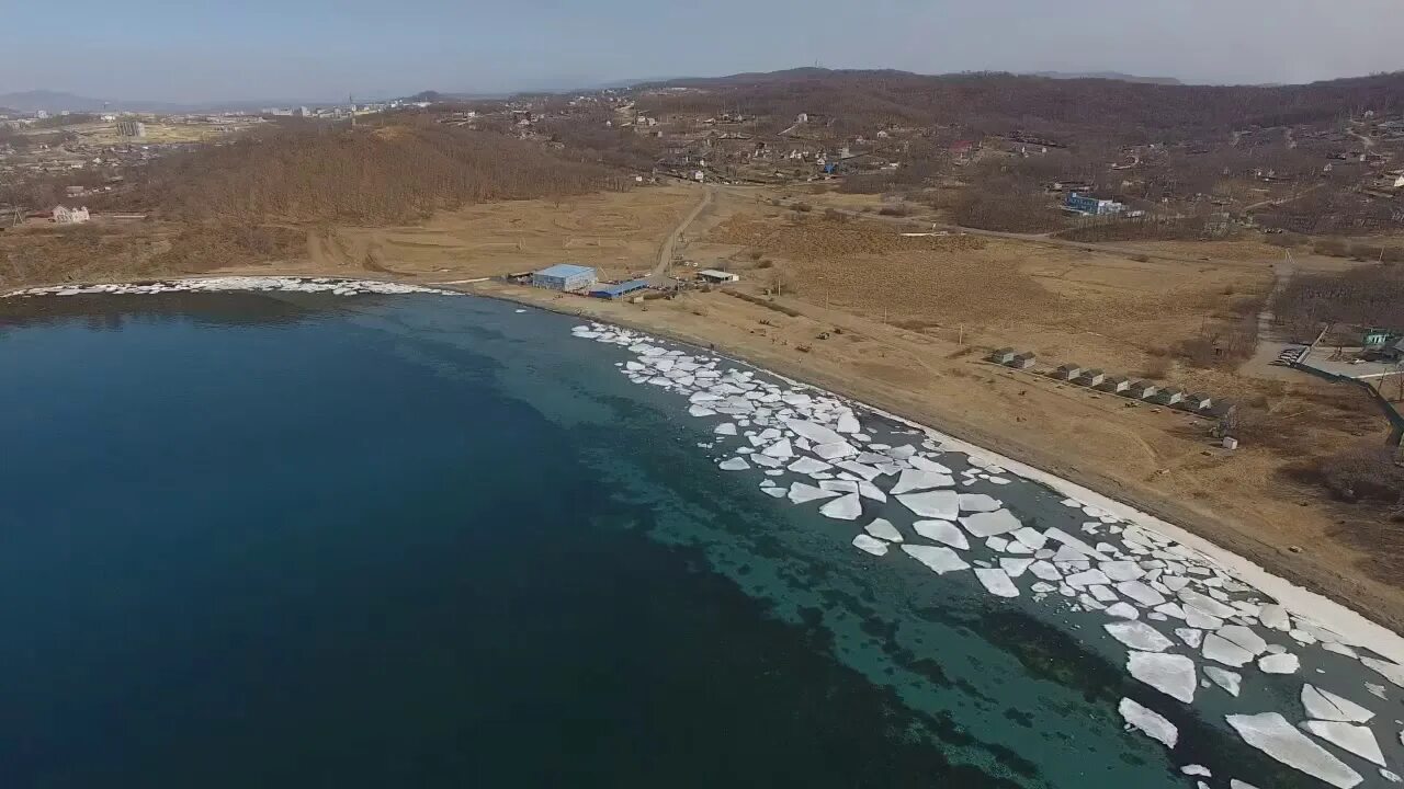 Б камень время. Пляж Вальтон большой камень. Пляж Вальтон большой камень Приморский край. Вальтон большой камень база отдыха.