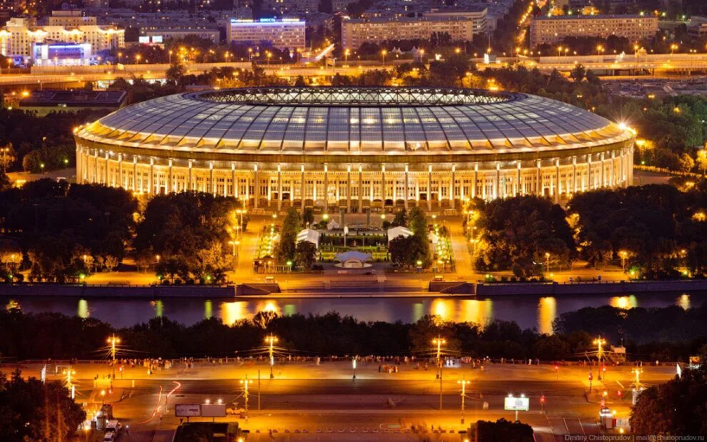 Стадион выше. Лужники Арена. Стадион Лужники. Олимпийский комплекс Лужники Москва. Стадион Лужники ночью.