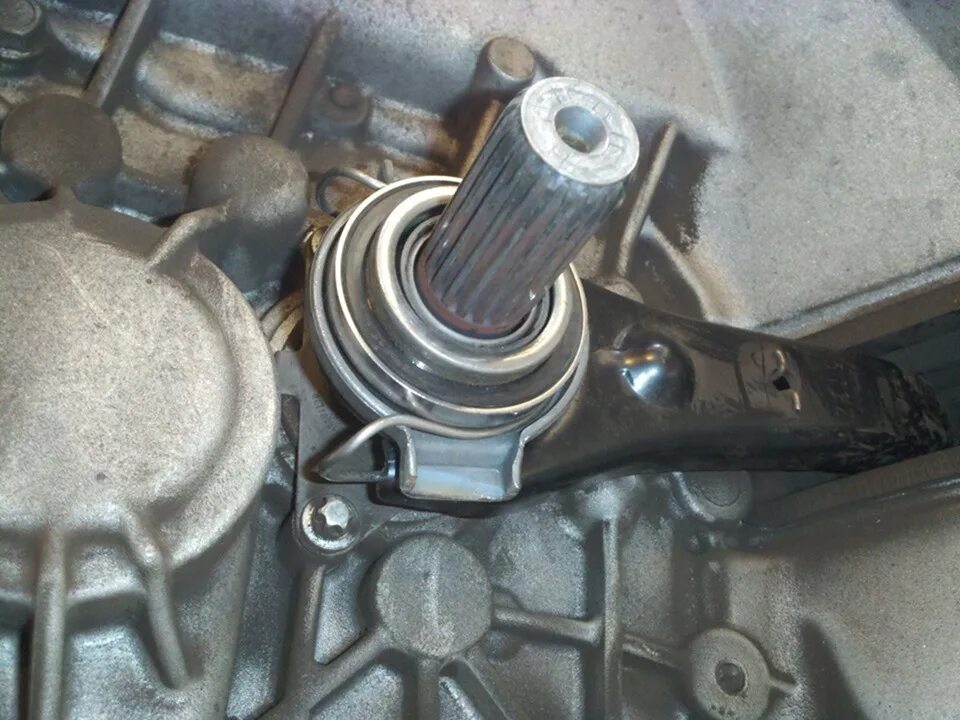 Выжимной на кпп нива 21213. Выжимной подшипник ваз 21213. Выжимной подшипник сцепления 2114. Выжимной подшипник ваз нива 21213. Пружина выжимного подшипника 2110.