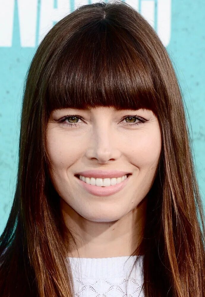 Челка селены гомес. Прически для круглого лица. Прически для круглолицых. Густая челка. Стрижка селены гомес каскад.