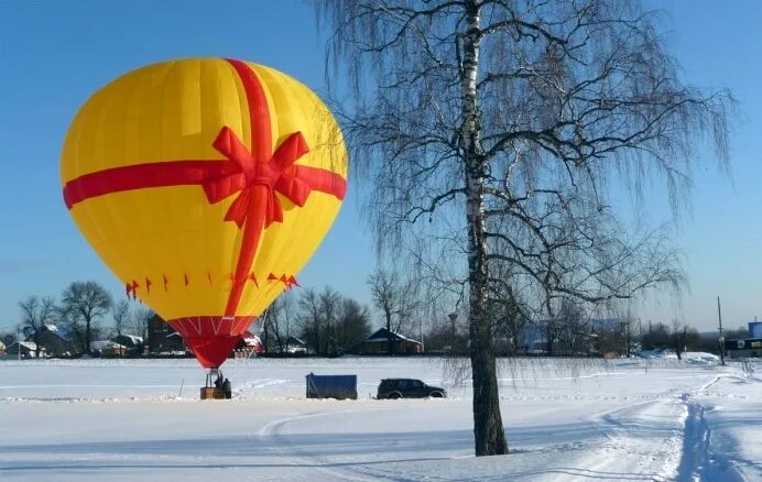 Базы на шаре. Полет на воздушных шарах. Воздушный шар зимой. Полёт на воздушном шаре зимой. Воздушный шар с корзиной зимой.