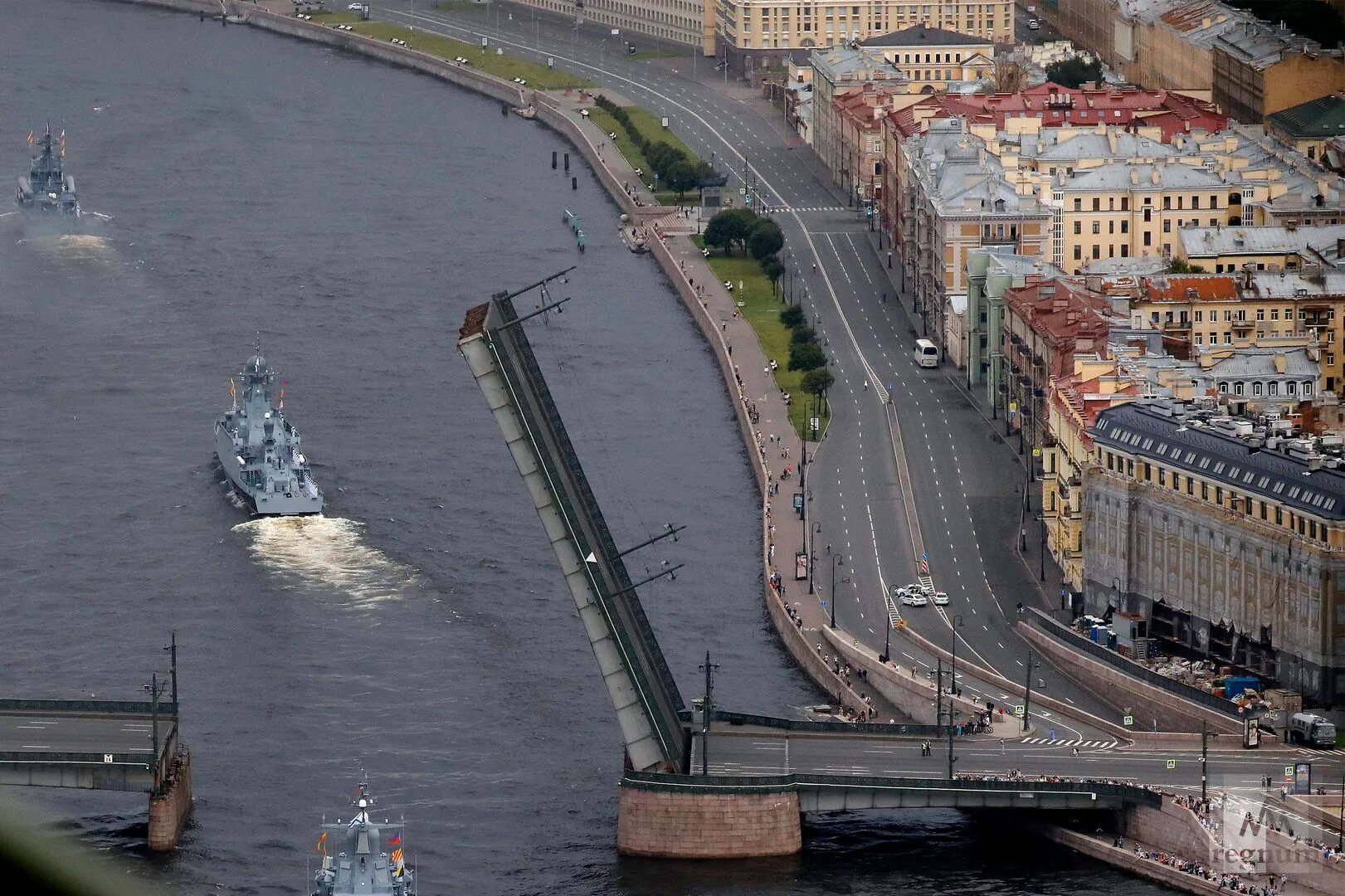 Троицкий разводной мост в Санкт-Петербурге. Троицкий мост в Санкт-Петербурге развод. Троицкий мост Питер развод.