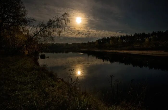 Ночная река слова. Река ночью. Речка ночью. Ночь на реке Коломенке. Река в ночи бои.