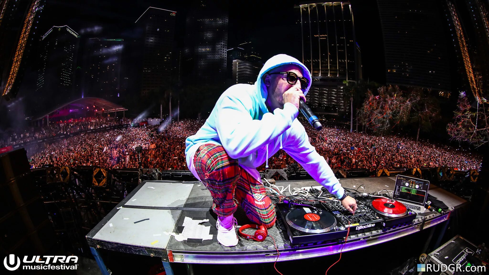 Dj ways. DJ Snake Festival. Диджей на фестивале. Большие фестивали диджеев. DJ Snake DJ Sura.