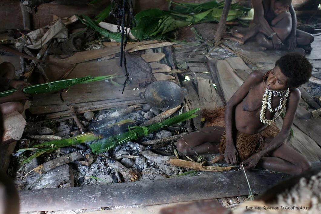Джунглях живут люди. Новая Гвинея. Племя КОРОВАИ. Племя КОРОВАИ Папуа женщины. Люди живущие на деревьях в джунглях Папуа. Племена которые живут на деревьях.