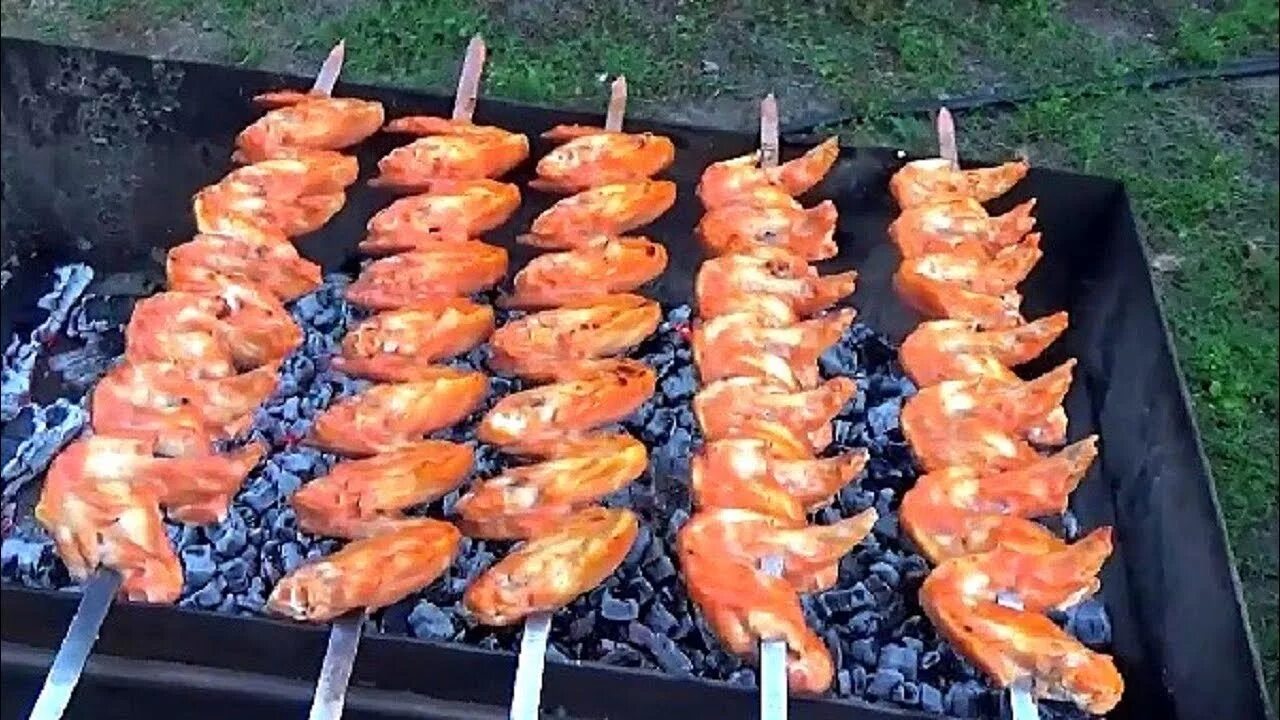 Крылья на шампурах на мангале. Куриные крылья на шампурах на мангале. Шашлык из куриных крылышек на мангале. Куриные крылышки на углях. Куриные крылышки на шампурах.