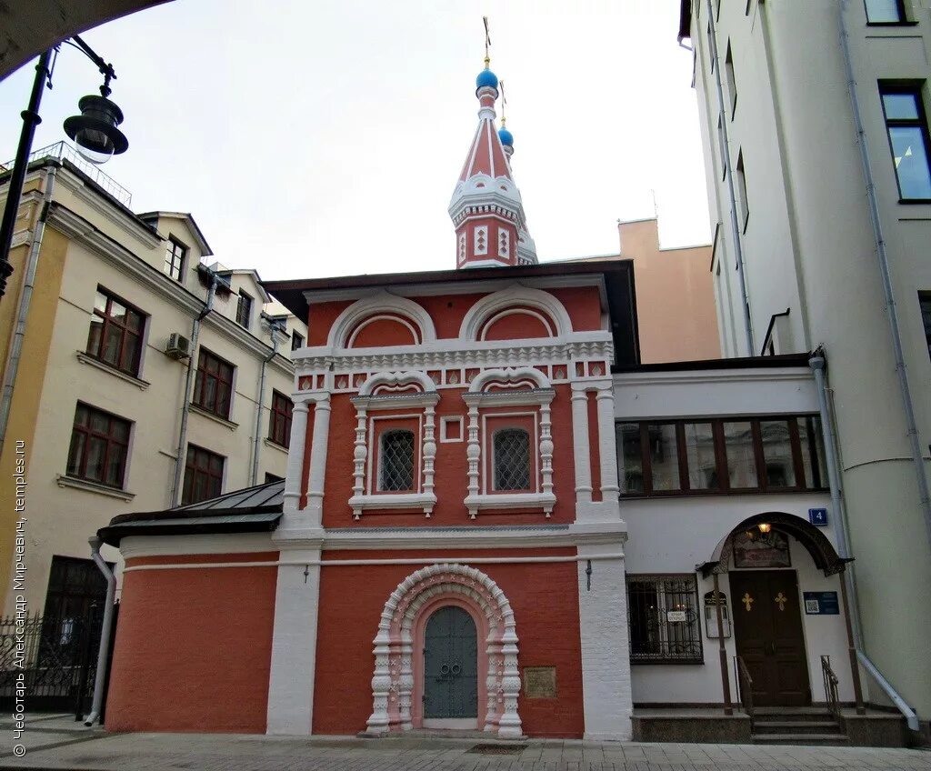 Храм косьмы и дамиана в старопанском переулке. Храм космы и дамиана римских, москва. Церковь космы и дамиана в старых панех. Космодамианская церковь в москве в старопанском переулке. Церковь косьмы и дамиана в москве.