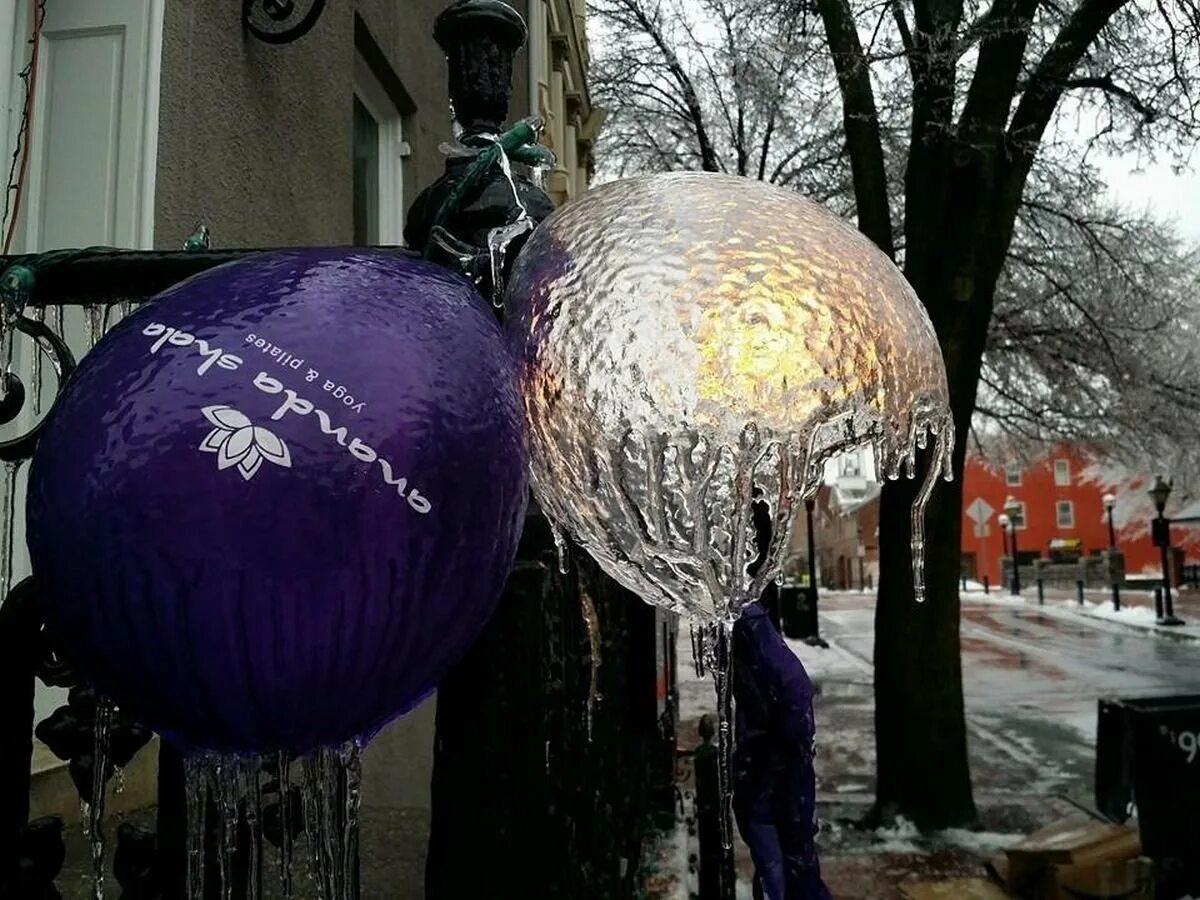 Украшение из ледяных шаров. Мыльные пузыри на морозе. Гелиевые шарики на морозе. Воздушные шарики зимой. Шары на холоде.