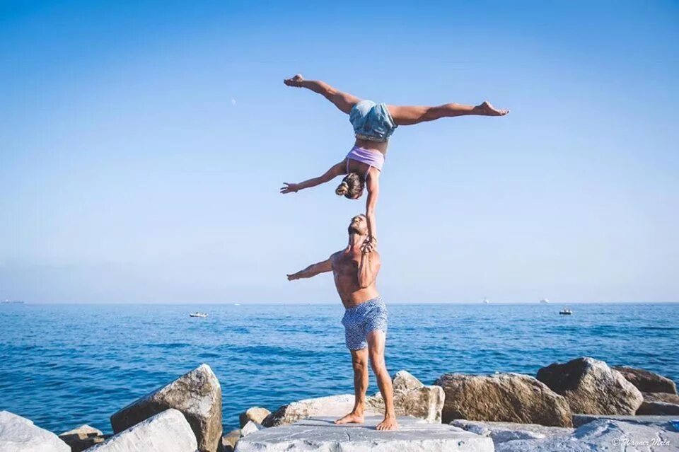 Rr the vinh acro. Keep running acro beat. Hold картинка. Акройога новосибирск. Keep running acro beat.