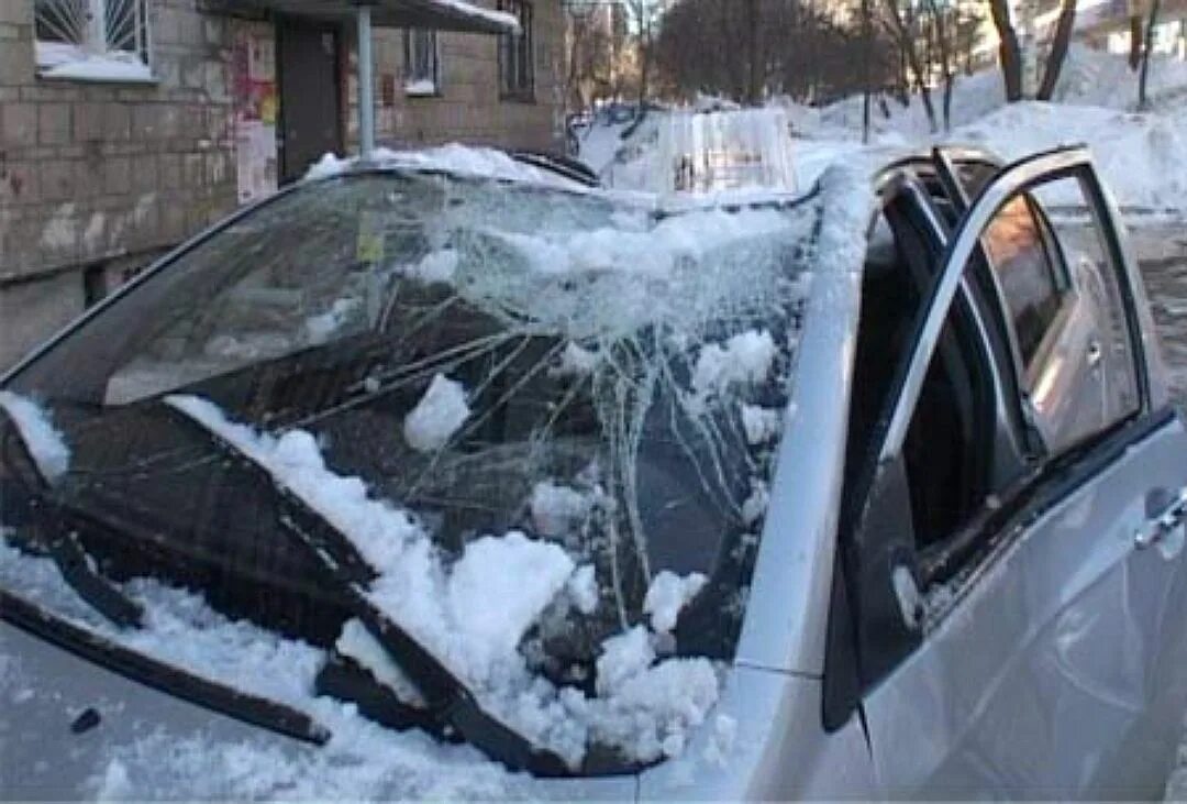 Сосулька пробила крышу машины. Снег на крыше машины. Сосулька в крыше машины. Снег упал на машину.